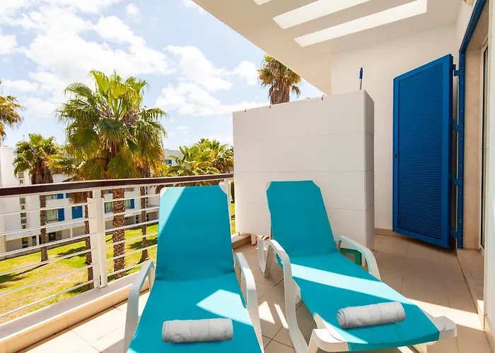 B06 - Top-Floor Marina 2 Bed Apartment